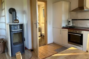 worpswede ferienhaus waldhaus wohnbereich kueche kaminofen