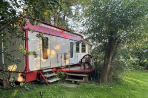 worpswede ferienwohnung romantischer zirkuswagen aussen terrasse