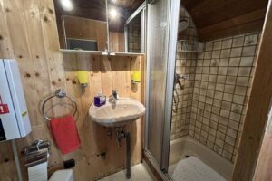 worpswede ferienwohnung romantischer zirkuswagen badezimmer waschbecken dusche