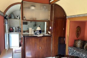 worpswede ferienwohnung romantischer zirkuswagen kueche klein durchreiche