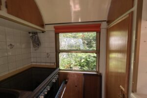 worpswede ferienwohnung romantischer zirkuswagen kueche klein fenster
