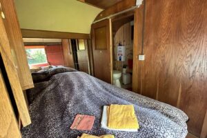 worpswede ferienwohnung romantischer zirkuswagen schlafzimmer doppelbett 2