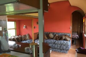 worpswede ferienwohnung romantischer zirkuswagen wohnbereich durchreiche