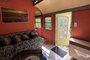 worpswede ferienwohnung romantischer zirkuswagen wohnbereich eingang