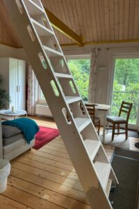 worpswede ferienwohnung weitblick wohnbereich leiter zum schlafbereich 1