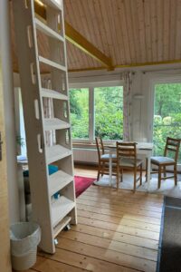 worpswede ferienwohnung weitblick wohnbereich leiter zum schlafbereich 4